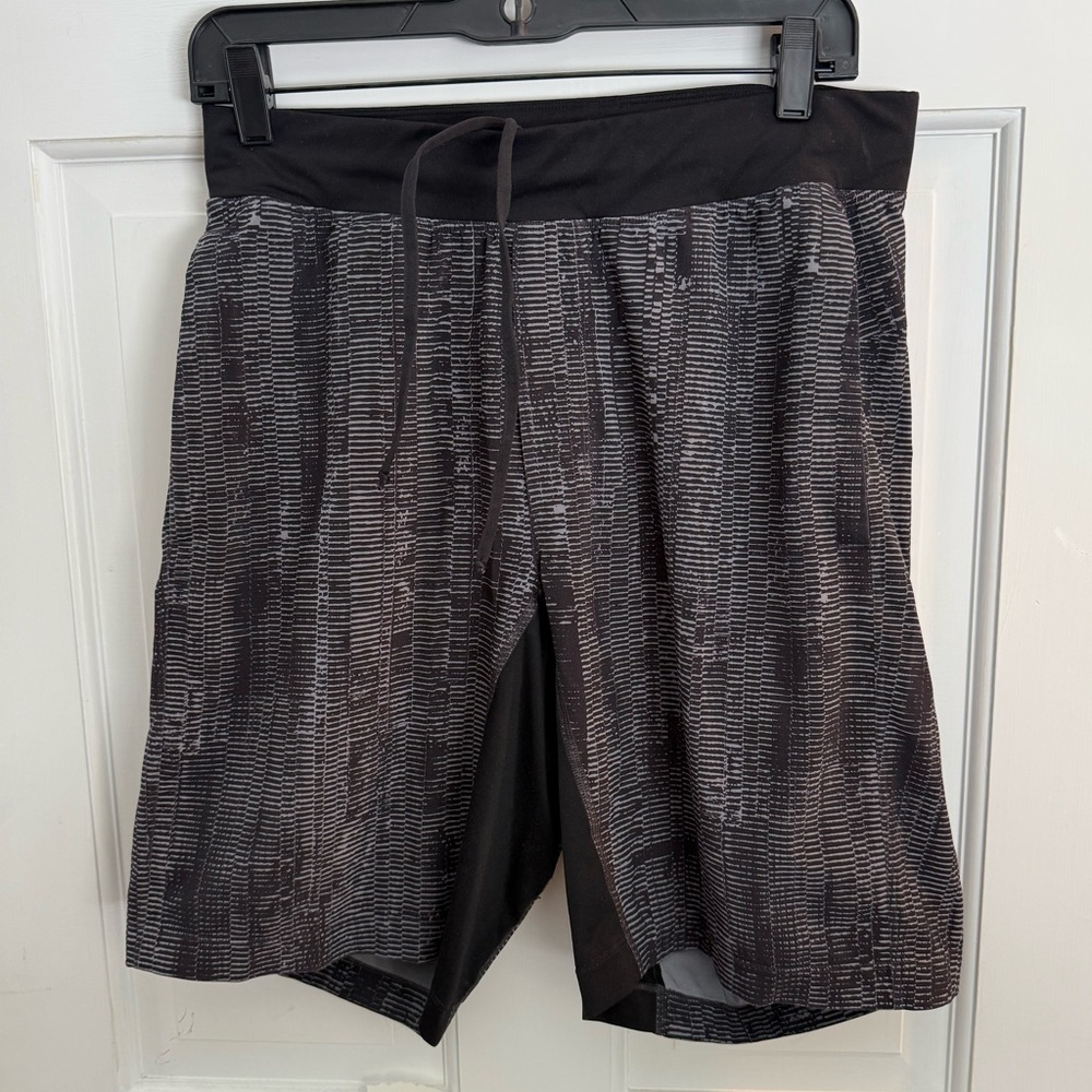 Lululemon THE Short 9" Linerless Mens Sz M Black Grey Matchstick Asphalt Workout